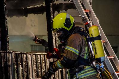 Rutesheim: Holzunterstand faengt Feuer.
